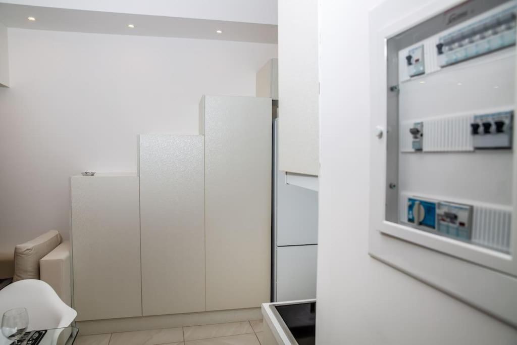 Seafront Central Apt In Lavrio Apartment Exterior photo
